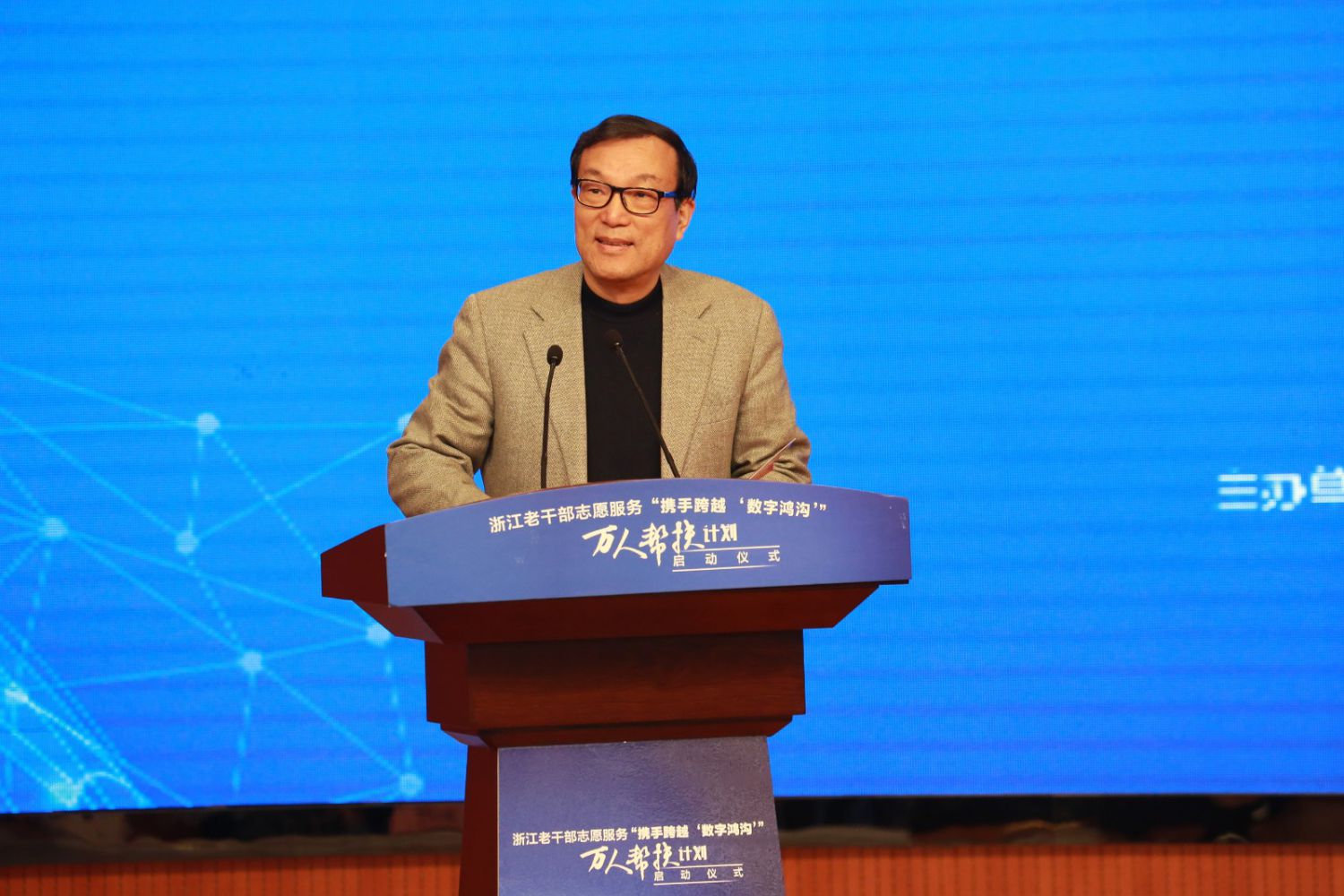 张鸿铭.jpg 张鸿铭.jpg