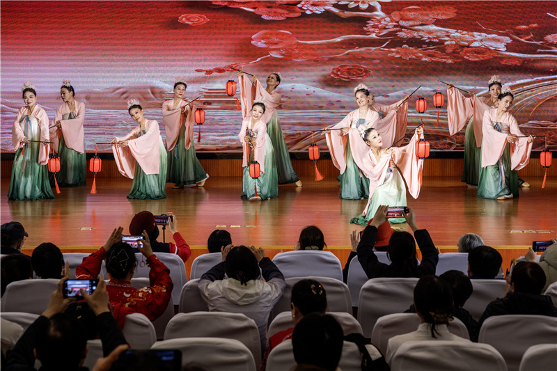 校舞蹈队《灯影》.jpg 校舞蹈队《灯影》.jpg