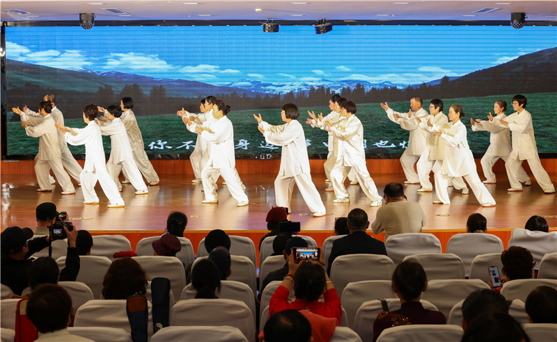 81式太极拳一班《81式太极拳表演》.jpg 81式太极拳一班《81式太极拳表演》.jpg