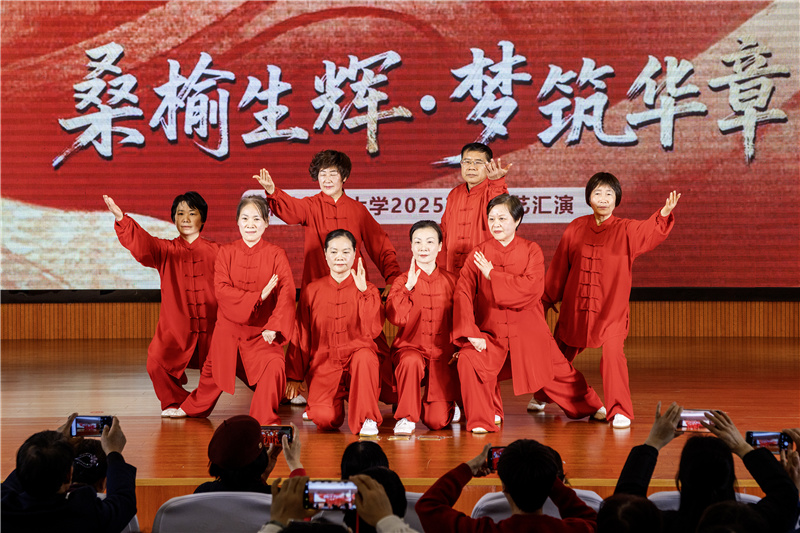 85式太极拳二班《花式太极拳表演》.jpg 85式太极拳二班《花式太极拳表演》.jpg