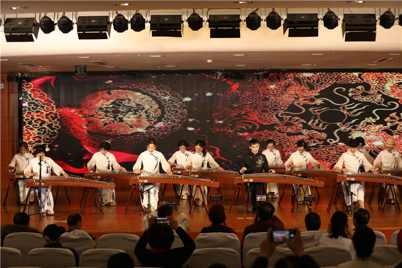 古筝二班《金蛇狂舞》.jpg 古筝二班《金蛇狂舞》.jpg