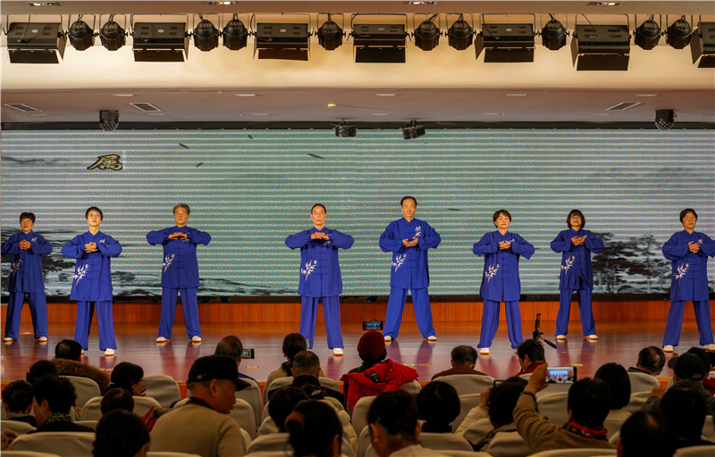 健身气功班《健身气功八段锦表演》 .jpg 健身气功班《健身气功八段锦表演》 .jpg