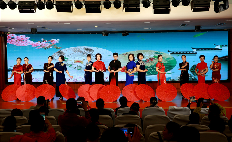 形体美学一班《江南雨》.jpg 形体美学一班《江南雨》.jpg