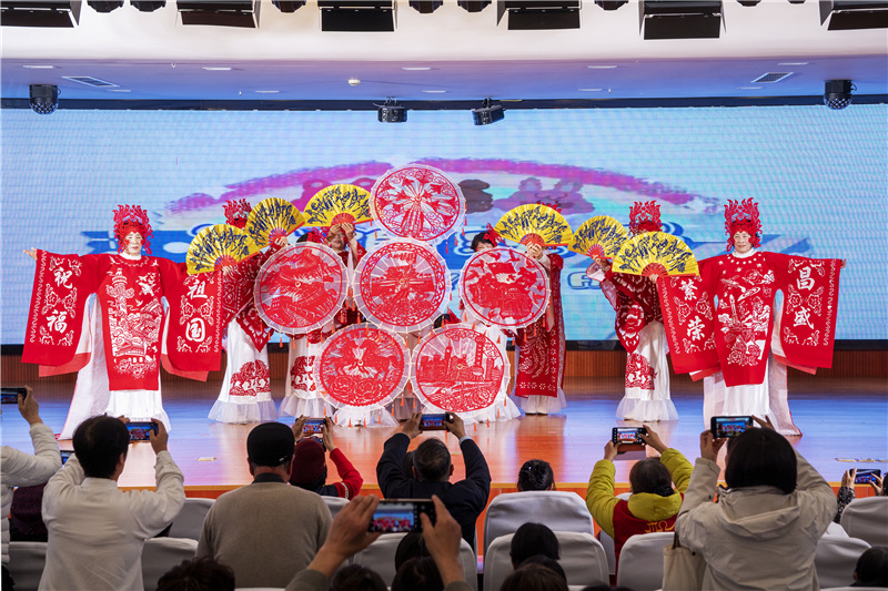 校剪纸沙龙、剪纸班《剪纸秀》.jpg 校剪纸沙龙、剪纸班《剪纸秀》.jpg